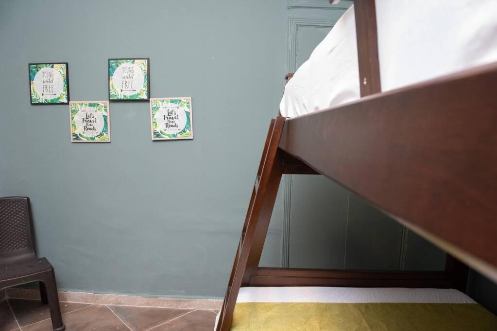 Pleasant House 20 People In Laureles * Medellín
