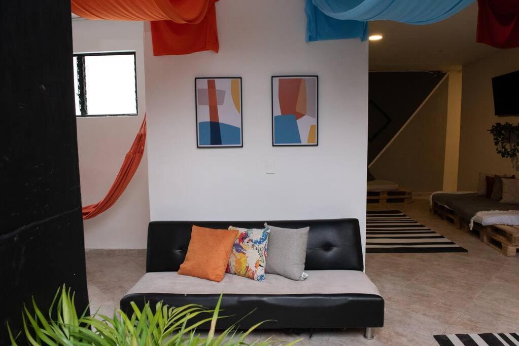 Pleasant House 20 People In Laureles