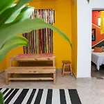Pleasant House 20 People In Laureles