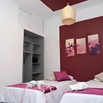 Pleasant House 20 People In Laureles