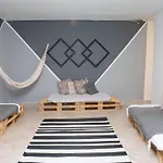 Pleasant House 20 People In Laureles