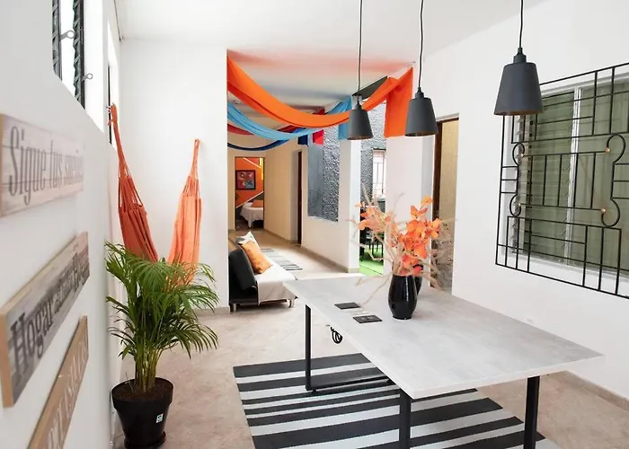 Pleasant House 20 People In Laureles