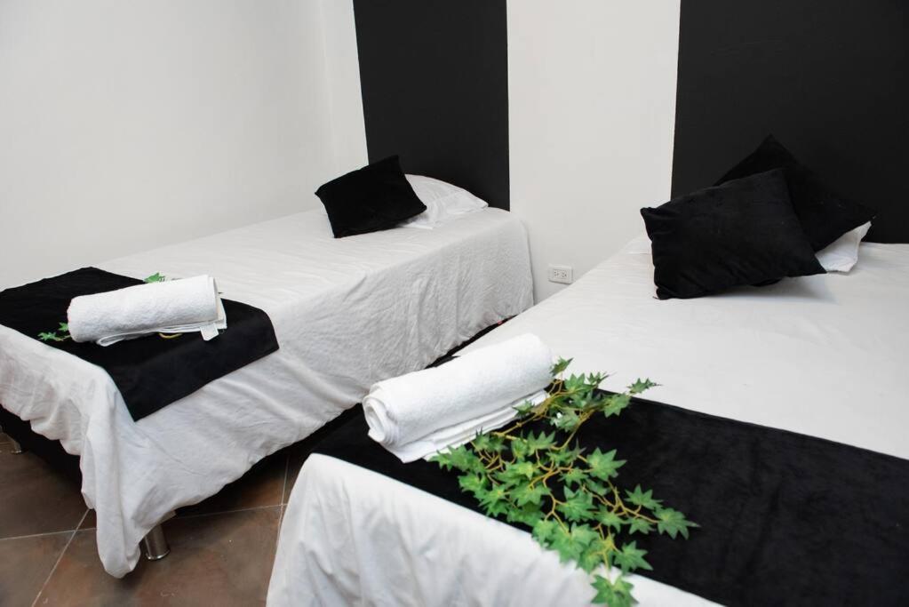 Pleasant House 20 People In Laureles