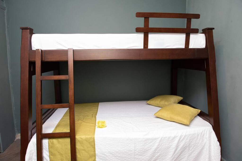 Apartamento Pleasant House 20 People In Laureles *