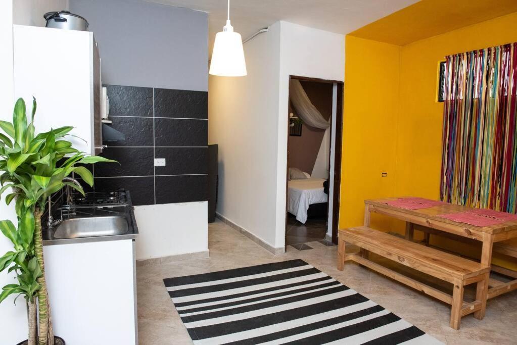 Apartamento Pleasant House 20 People In Laureles Medellín