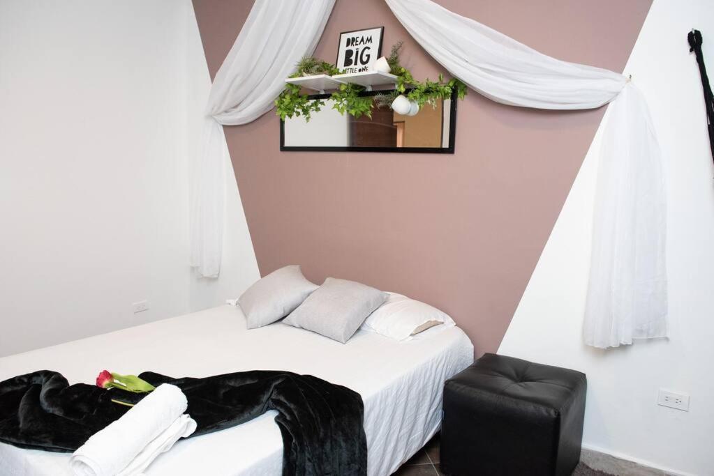 Pleasant House 20 People In Laureles *