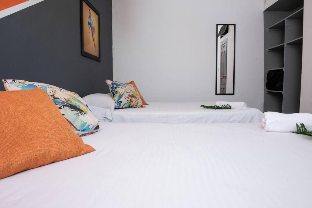 Pleasant House 20 People In Laureles * Medellín