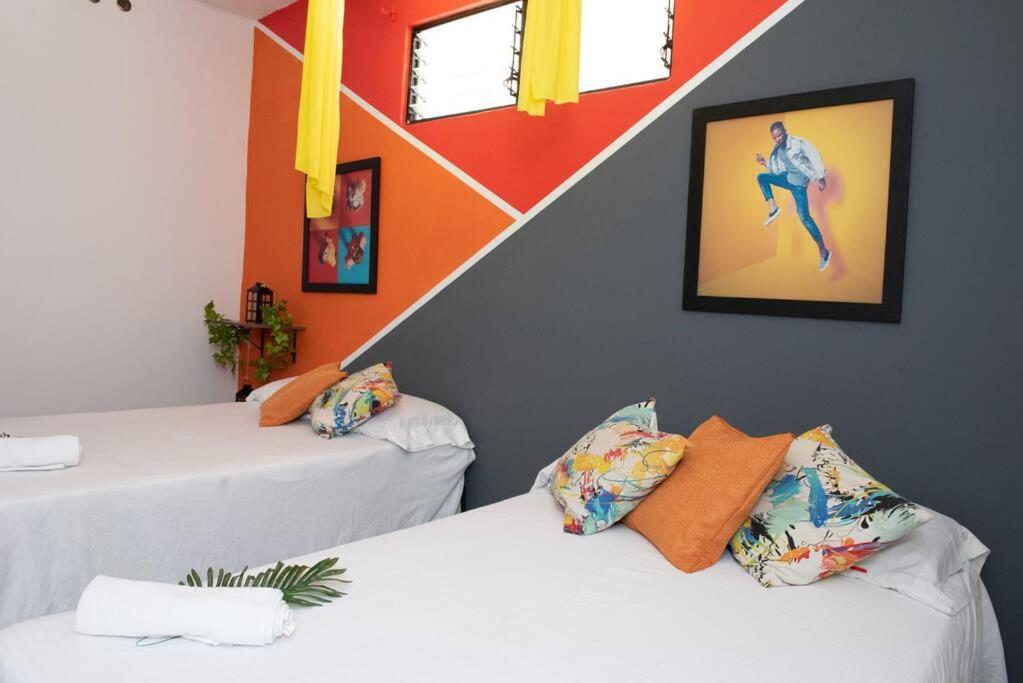 Pleasant House 20 People In Laureles * Medellín