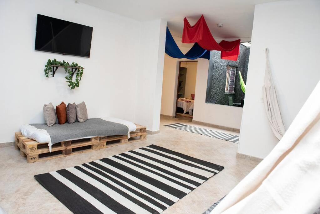 Pleasant House 20 People In Laureles
