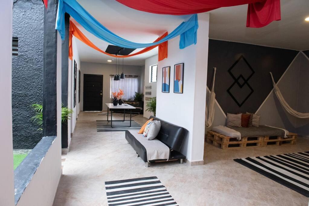 Apartamento Pleasant House 20 People In Laureles Medellín
