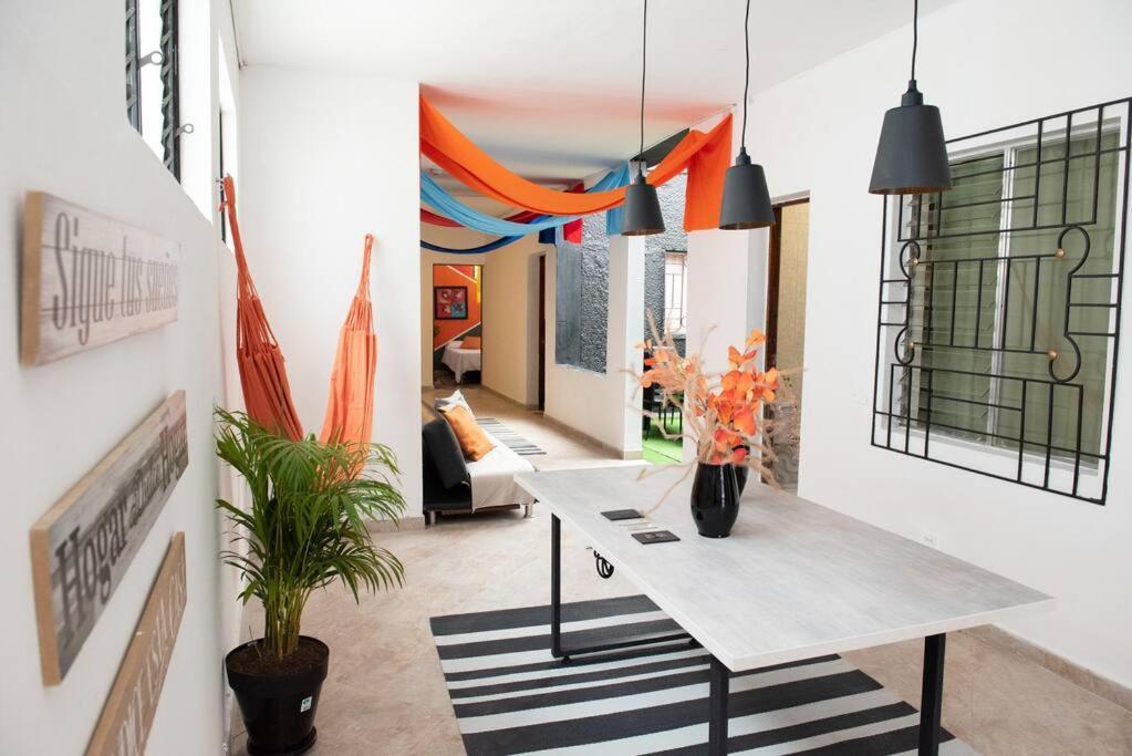 Pleasant House 20 People In Laureles *